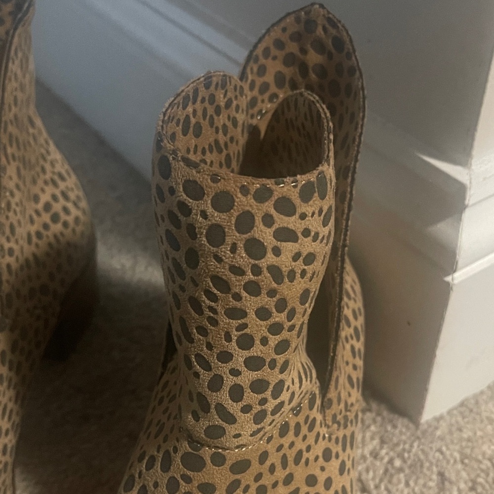 Stylish Tan Leopard Print Ankle Booties - Picture 3 of 7